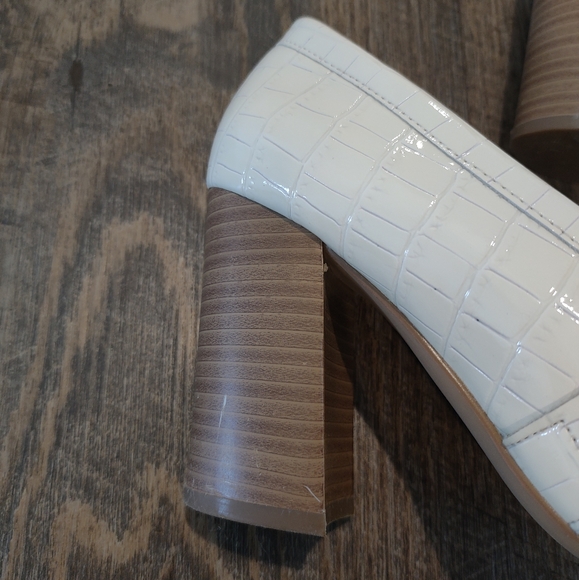 JustFab cream block heels, gold chain and snake skin detailing - Women's 6.5 - Picture 4 of 12